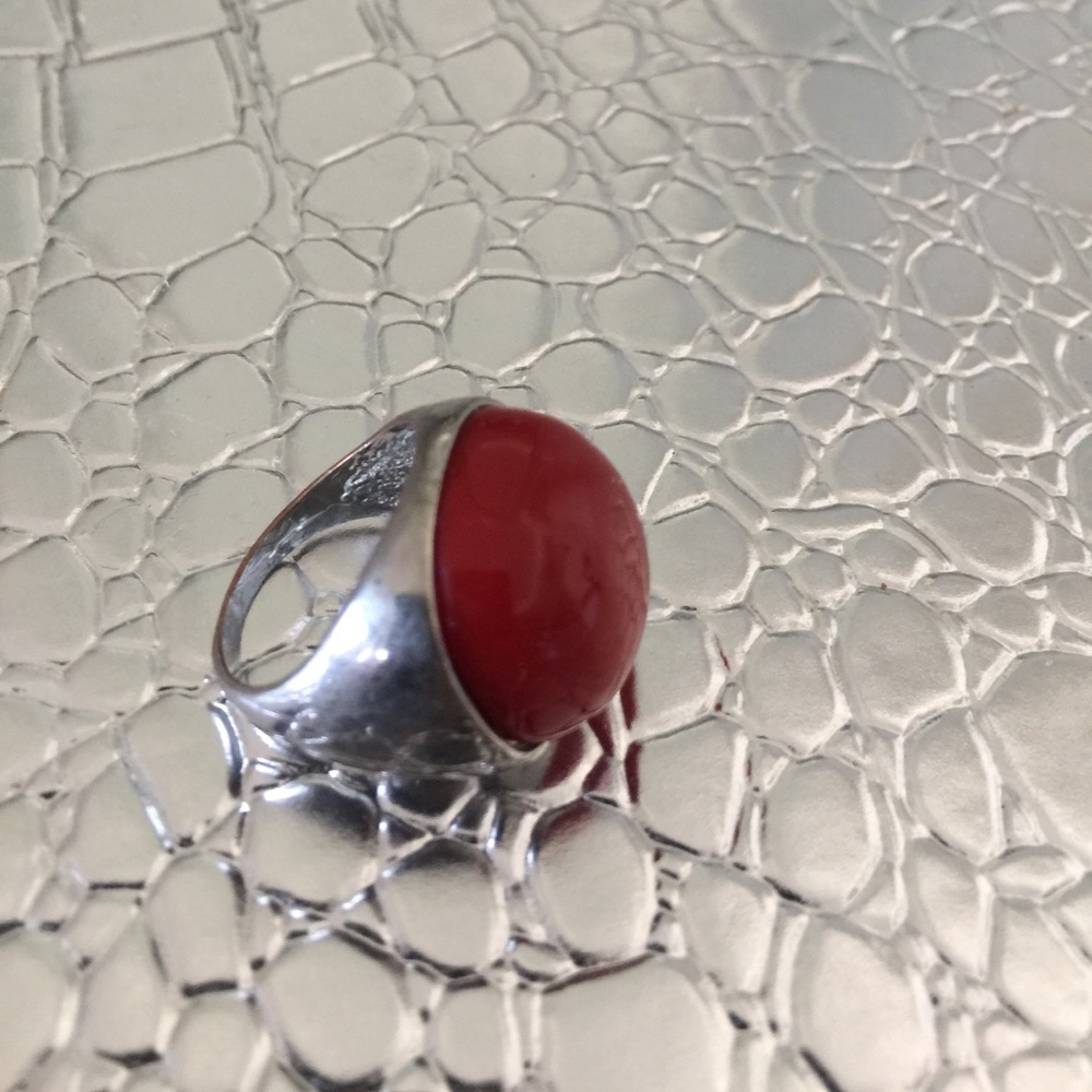 RED STONE AND SILVER LARGE HUNKY RING COSTUME SIZE 7 JUST FUN DRESS UP OR DOWN